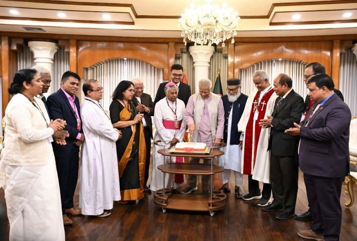বড়দিন উপলক্ষে ধর্মীয় নেতাদের সঙ্গে প্রধান উপদেষ্টার শুভেচ্ছা বিনিময়